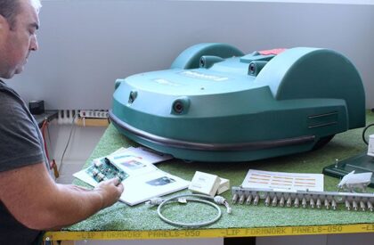 Un tecnico prepara un robot per l'installazione